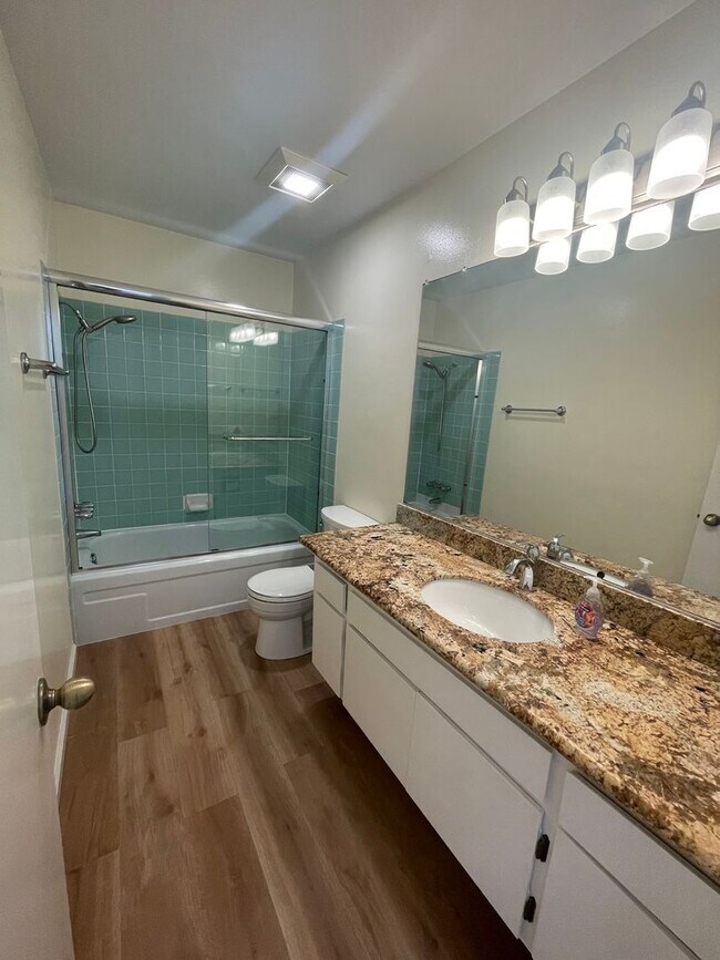 Building Photo - 1033 Fontana Dr