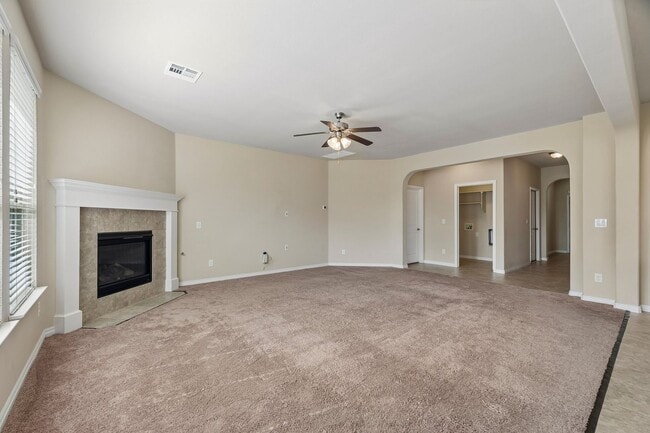 Building Photo - 3 bedroom 2 bath near Paycom!