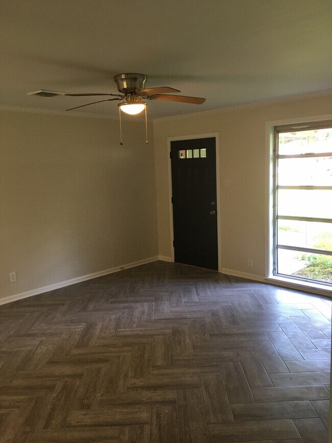 Building Photo - 2404 Spencer Ave