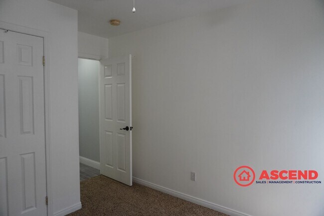 Building Photo - Gorgeous home located in the Northeast!