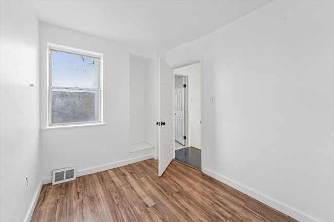 Building Photo - 2 Bedroom House North Philly