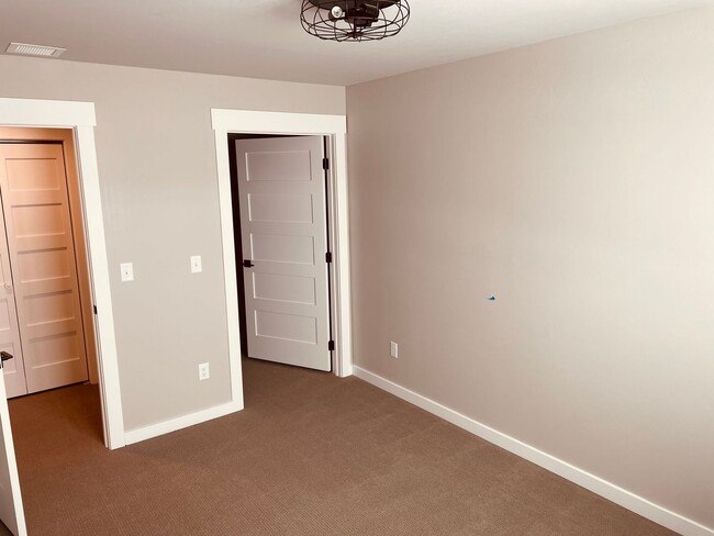 Building Photo - 3 Bd / 2.5 Bath
