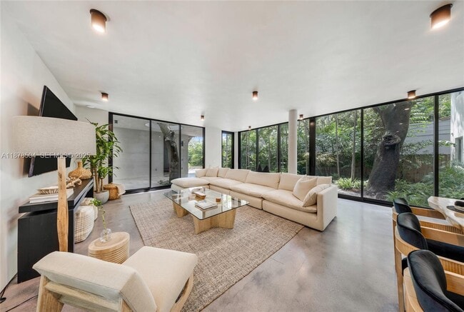 Building Photo - 1000 NW 9th Ct