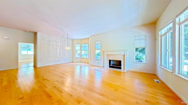 Building Photo - 5863 Mountain Hawk Dr