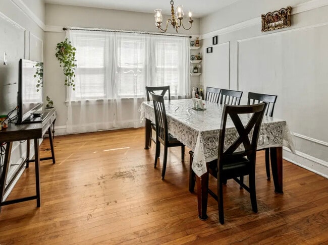 Building Photo - 2700 W Albion Ave