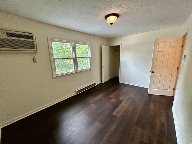 Building Photo - FIRST MONTH HALF OFF - 2 Bedroom in Versailles!
