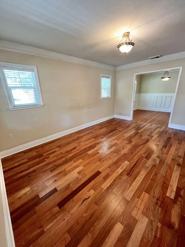 Building Photo - MOVE IN READY!! 2 BEDROOM 1 BATH W/OFFICES