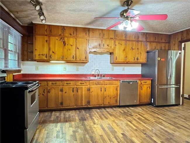 Building Photo - 222 Pineview Dr