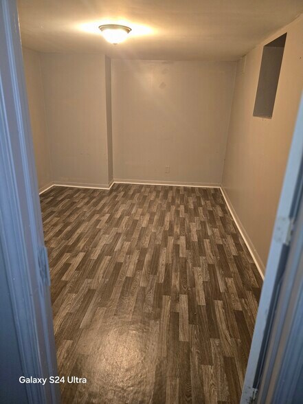 Basement Bonus room 2 - 12242 S Eggleston Ave
