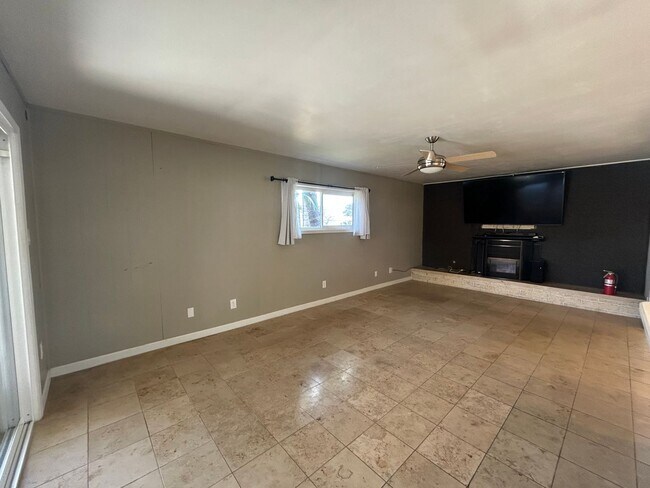 Building Photo - 3 Bed, 1 Bath in Clairemont with a Pool!