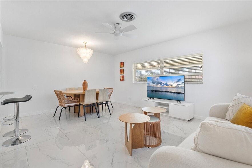 Building Photo - 440 N Rainbow Dr