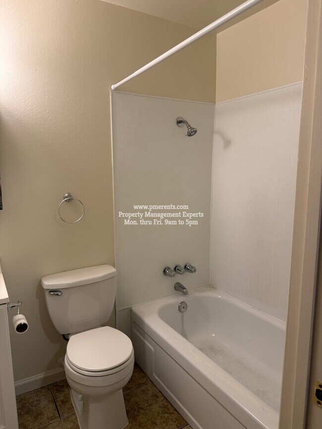 Building Photo - 1331 Pinetree Dr