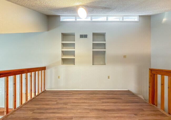 Building Photo - 1556 Twin Lakes Cir