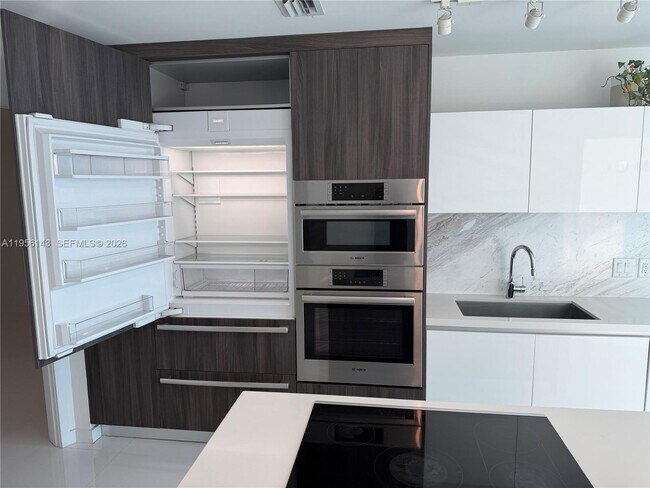 Building Photo - 851 NE 1st Ave