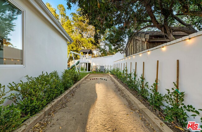 Building Photo - 530 S Bentley Ave