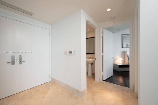 Building Photo - 1331 Brickell Bay Dr