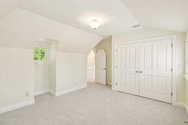 Building Photo - Beautiful, Old-World-style Home in the Heart of Central Menlo Park