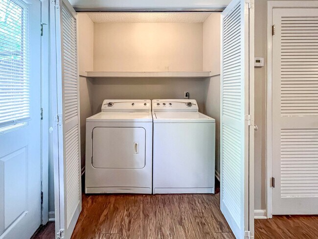 Building Photo - Conveniently Located 2-bedroom Townhome