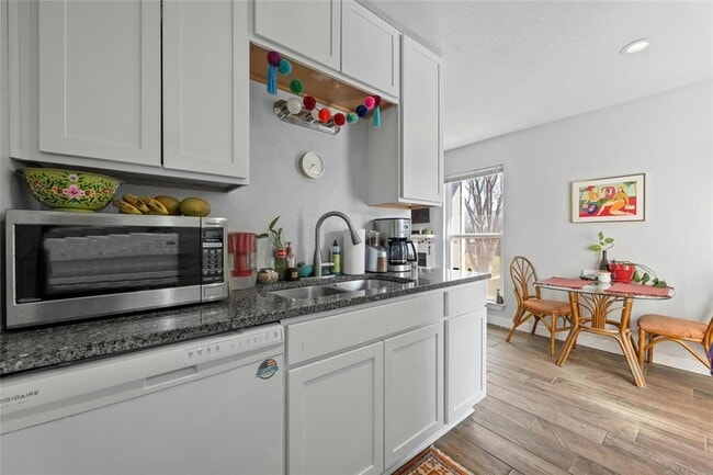 Building Photo - 5900 Harwill Cir