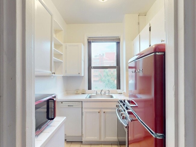 Building Photo - Foggy Bottom One Bedroom Available Now! Ro...