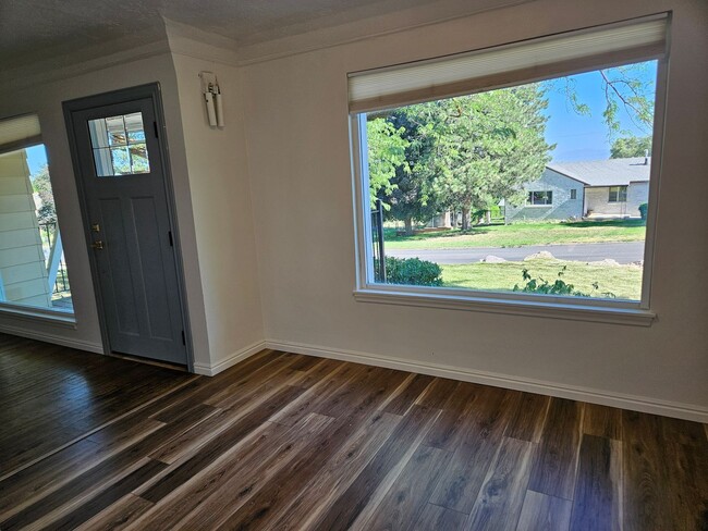 Building Photo - Beautiful 3 Bedroom/2 Bathroom in Bountiful