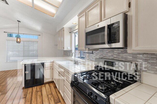 Building Photo - 1218 Chablis Cir