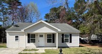 Building Photo - Move-in Ready! Charming 3 Bedroom 2 Bathro...
