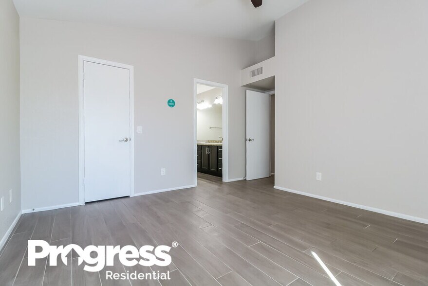 Building Photo - 8811 W Greenbrian Dr