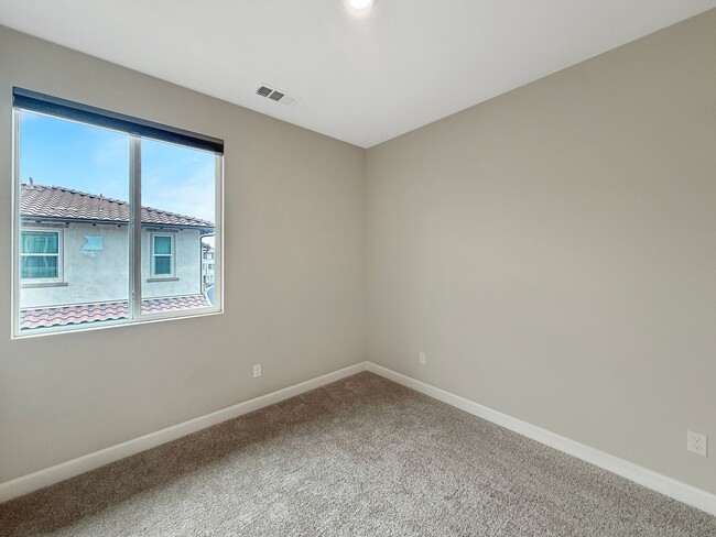 Building Photo - Great 4B/3.5BA Townhome in Oceanside!