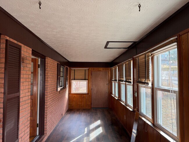 Building Photo - Charming Country Home with Spacious Yard & Mountain Views – Singers Glen, VA