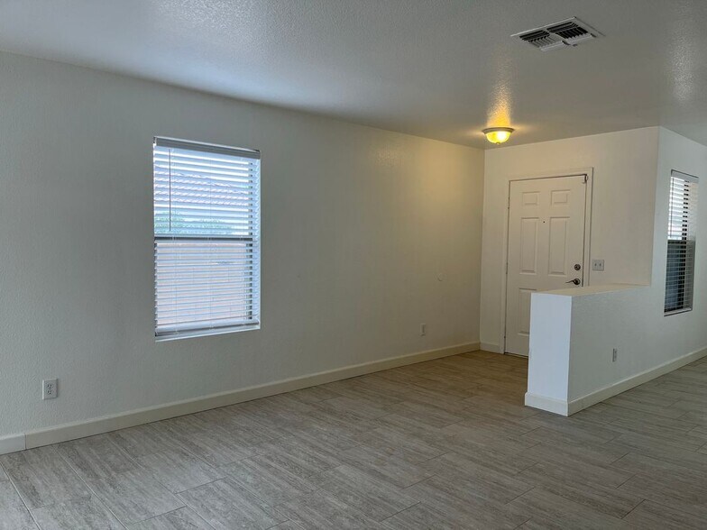 Building Photo - 2403 E Palm Beach Dr