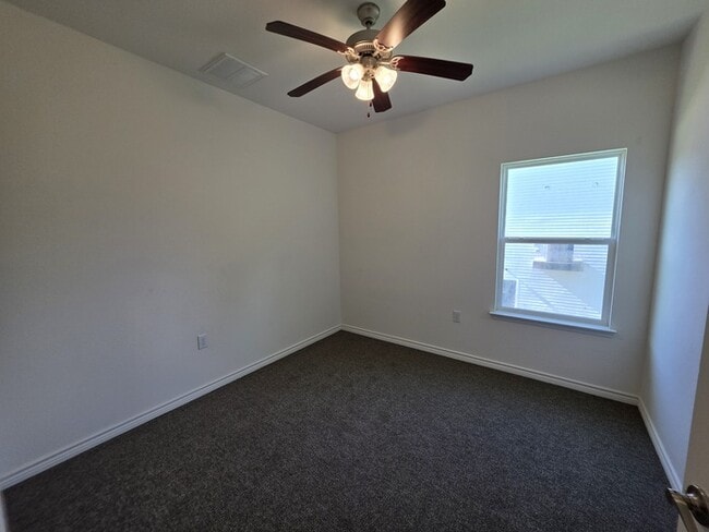 Building Photo - 3/2/2 Oakdale floorplan