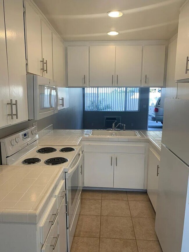 Building Photo - 2 Bed | 1.5 Bath Townhome – Private Backya...