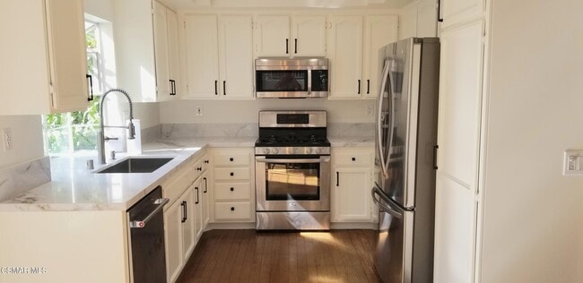 Building Photo - 3075 E Hillcrest Dr