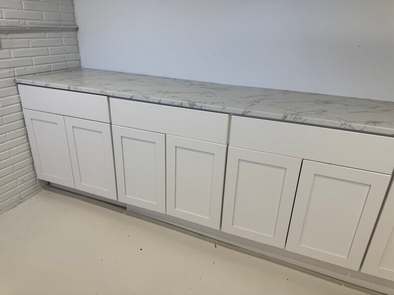 Building Photo - 2319 Pinehurst St