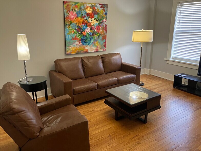 Primary Photo - 17 W 1st St