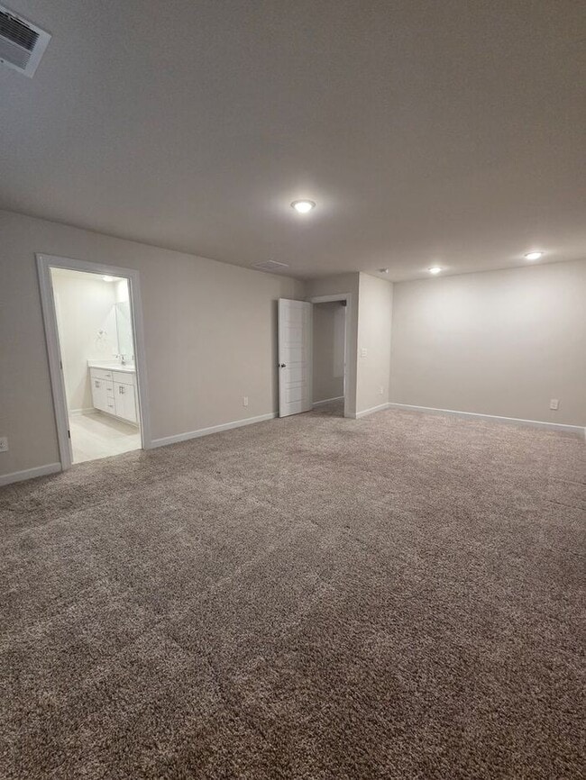 Building Photo - Beautiful and spacious! Ready for move in!