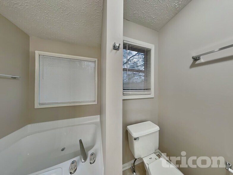 Building Photo - 303 Lowe Ct NW