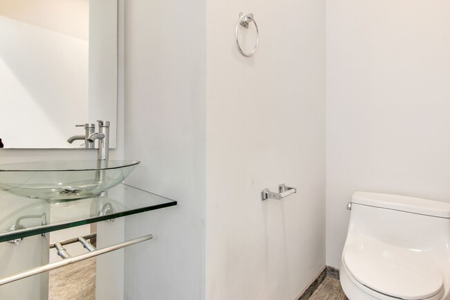 powder room . bathroom for guests - 8725 Lookout Mountain Ave