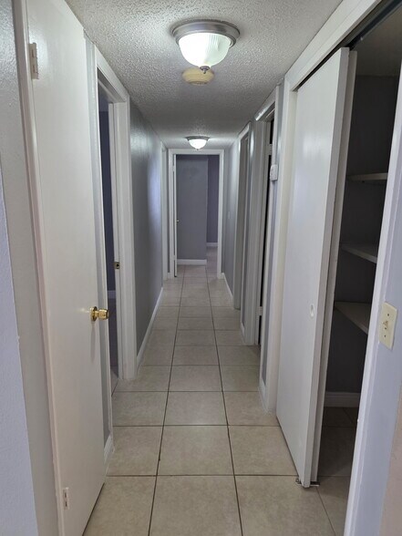 Building Photo - 9004 Tudor Dr