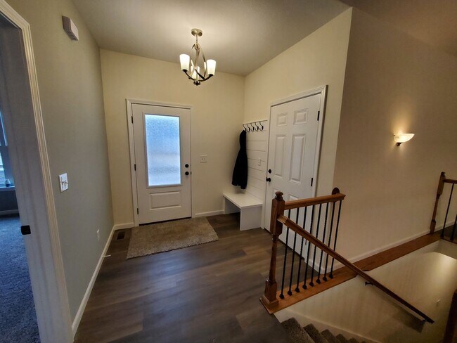 Building Photo - Charming 3-bedroom/2-bathroom duplex home in Washington, IL