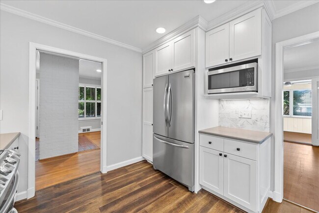 Building Photo - "Charming 4-Bed Retreat with Granite Kitch...
