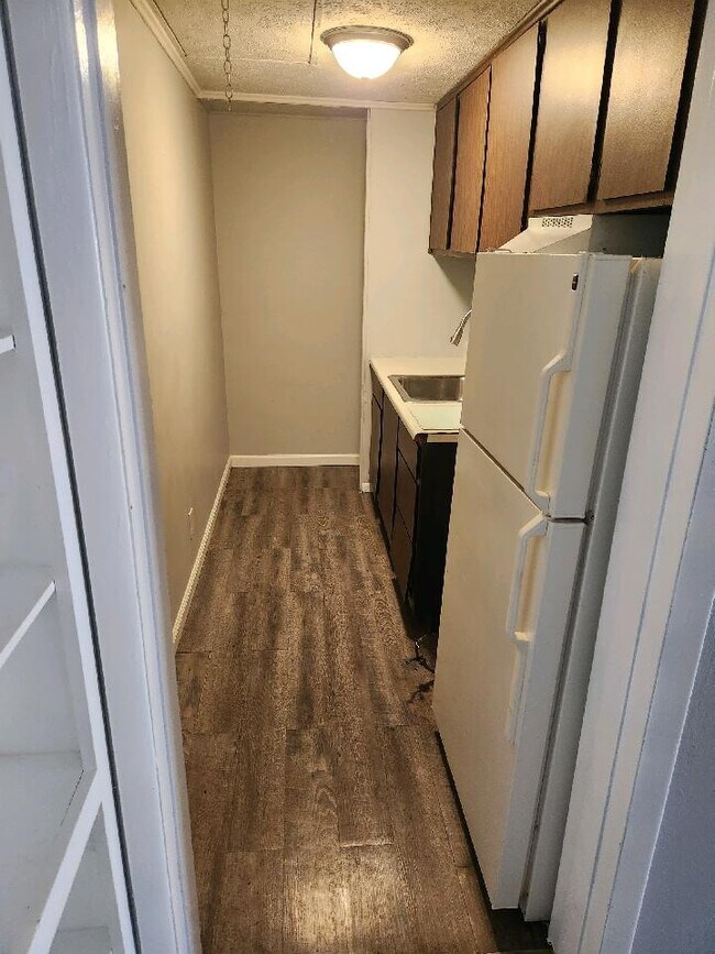 Building Photo - 1100 Northview Dr