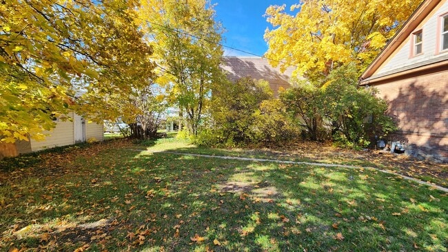 Building Photo - Charming House Near Providence