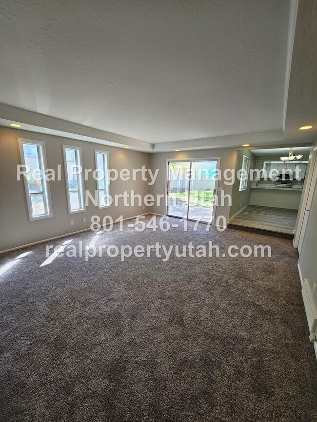 Building Photo - Lovely 5 Bedroom Home in Layton Available Now!