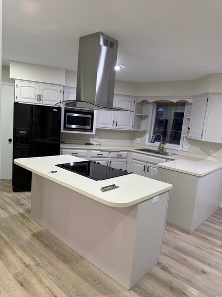 Building Photo - 5500 Vagabond Ln N