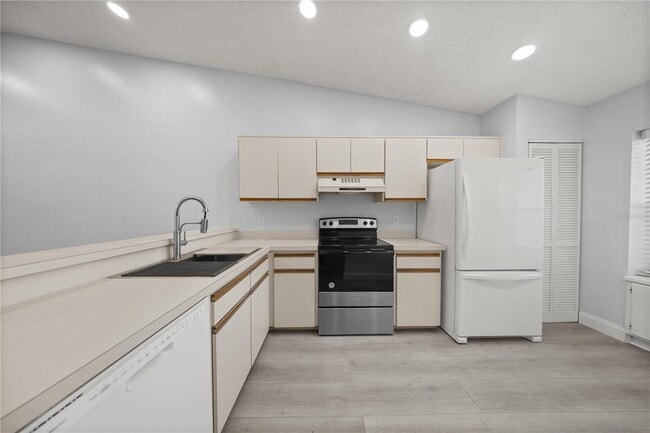 Building Photo - 10441 SW 85th Ct