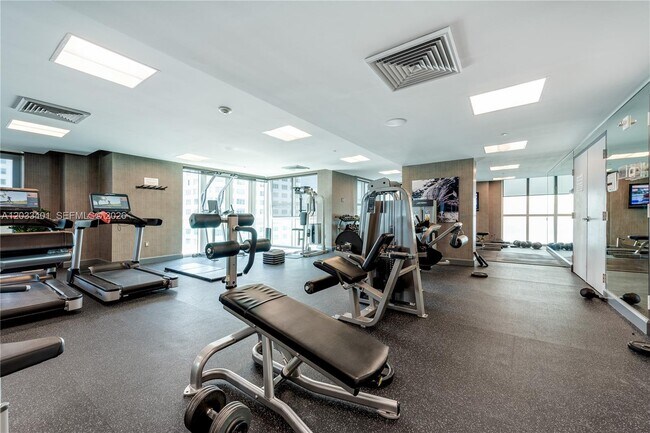 Building Photo - 950 Brickell Bay Dr