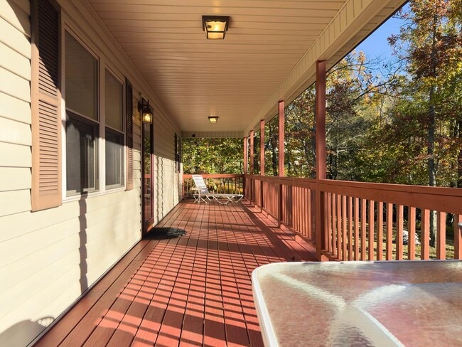 Building Photo - 450 Rhododendron Ln