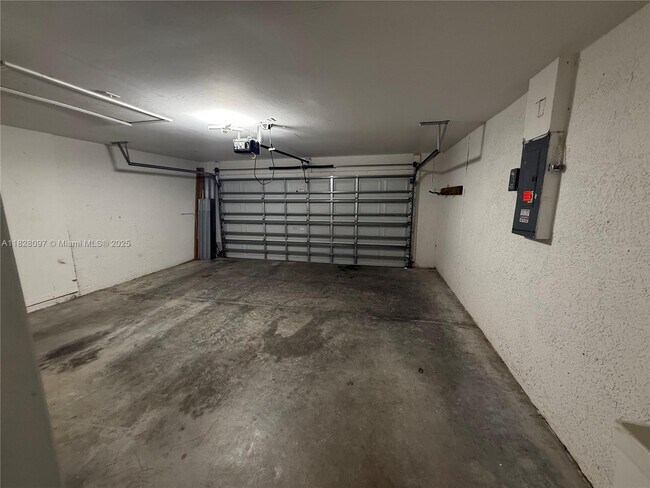 Building Photo - 4025 SW 14th Pl